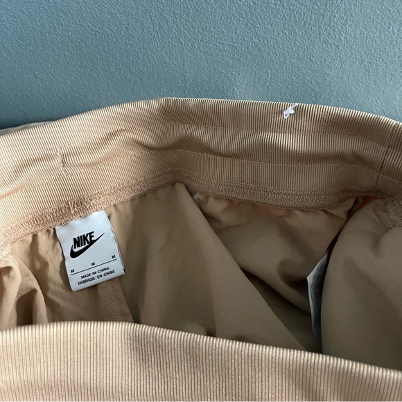 Nike Essentials Women’s Woven Sweatpants - Picture 9 of 11